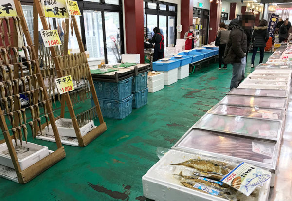 浜坂 渡辺水産 1階 海産物魚市場